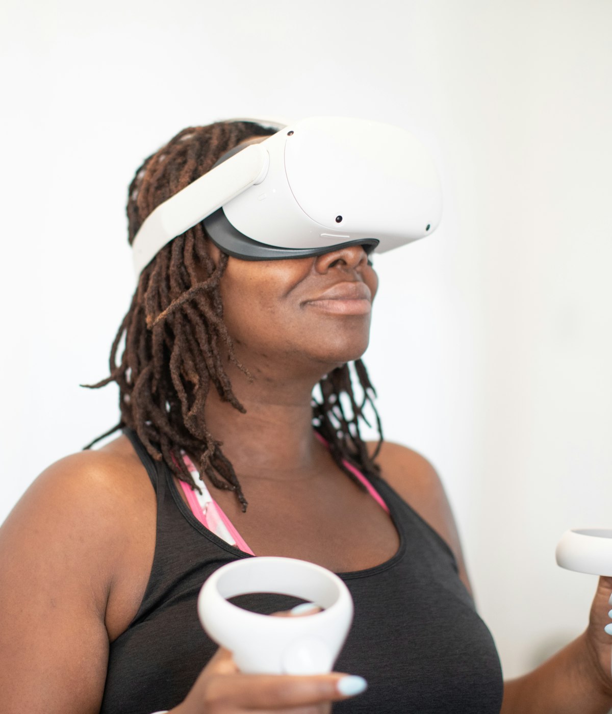 Femme qui découvre un casque de réalité virtuelle