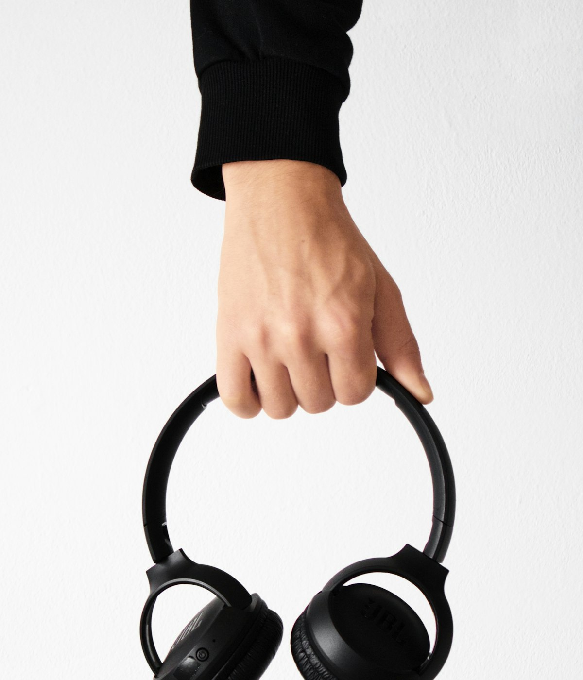 Main tenant un casque audio sans fil