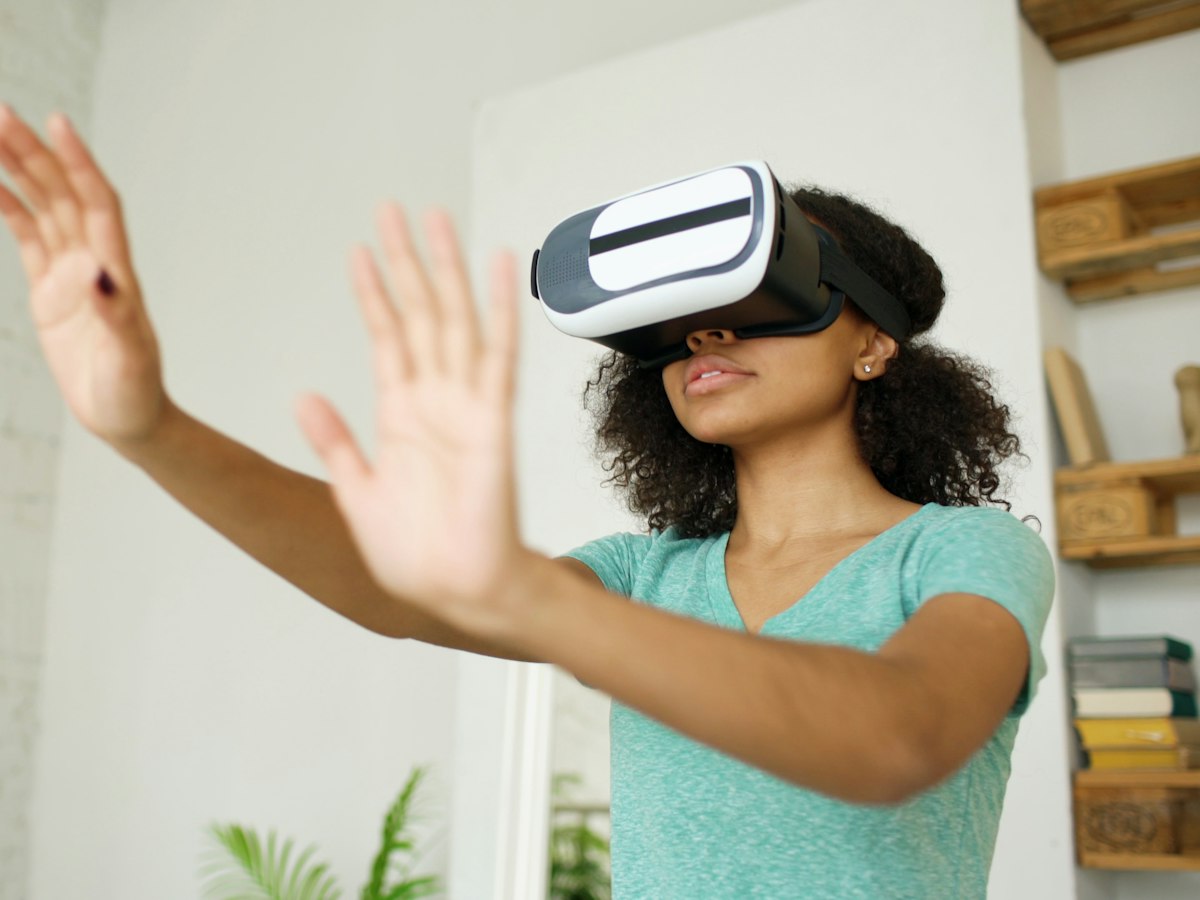 Femme qui découvre un casque de réalité virtuelle
